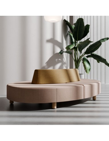 Canapé Nubi en tissu beige avec plante en arrière-plan - Nubi