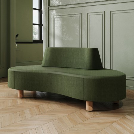 Canapé Nubi vert foncé avec pieds en bois, dans une ambiance chaleureuse - Nubi