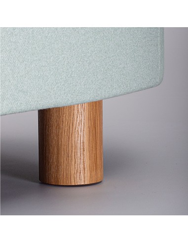 Zoom sur le piétement cylindrique bois du canapé Nubi - Nubi