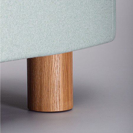 Zoom sur le piétement cylindrique bois du canapé Nubi - Nubi