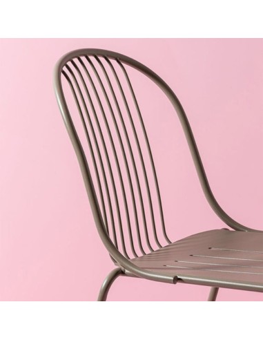 Chaise Diane rouge, vue arrière sur fond rose - Diane