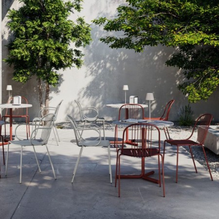 Chaises Diane en extérieur, disposées autour de tables - Diane