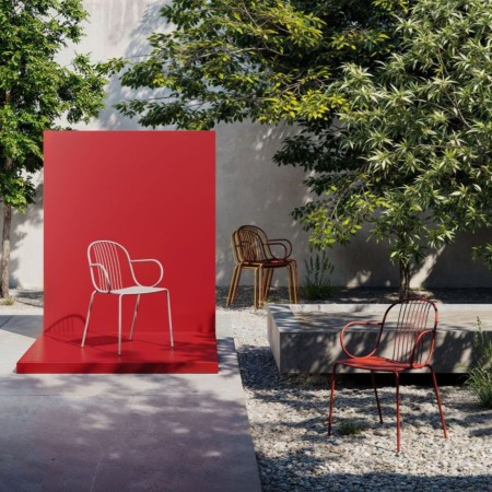 Chaises Diane rouges en extérieur, alignées - Diane