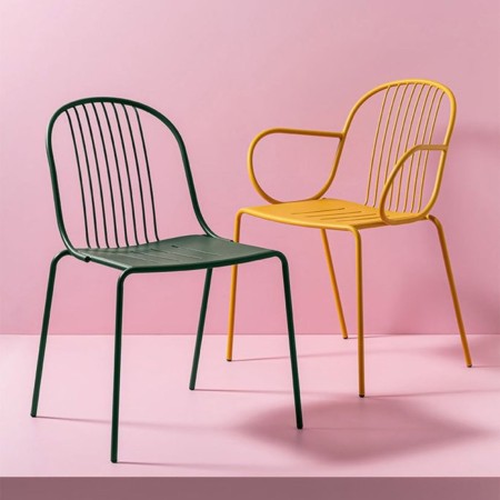 Chaises Diane jaune et rouge côte à côte, décor rose - Diane