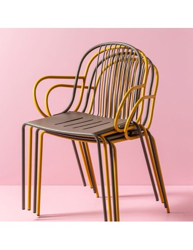 Chaise Diane rouge sur fond rose, vue arrière - Diane