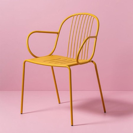 Chaise Diane rose sur fond rose, vue de face - Diane