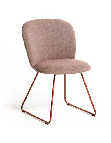 Chaise tapissée rose avec piètement métallique luge cuivre, vue de trois-quarts - Volta