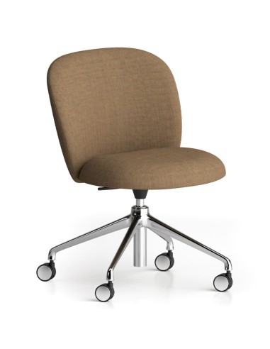 Chaise Volta pivotante sur roulettes avec piètement en métal chromé et assise tapissée beige clair, vue en perspective – Volta