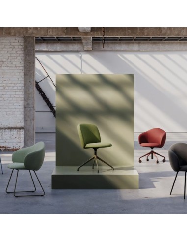 Chaise Volta présentée dans un environnement moderne et lumineux, idéale pour aménager des espaces de travail dynamiques – Volta