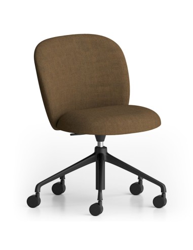 Version brun chaleureux de la chaise Volta, avec assise et dossier rembourrés, montée sur un piètement noir à roulettes – Volta