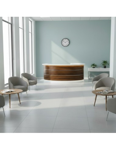 Banque d'accueil en bois foncé dans un espace d'attente avec chaises grises et tables basses en bois