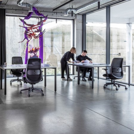 Ambiance de travail moderne avec fauteuil ergonomique noir Belt BE 102