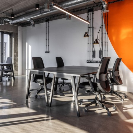 Chaise de bureau ergonomique Belt BE 102 noire avec dossier en maille respirante 2