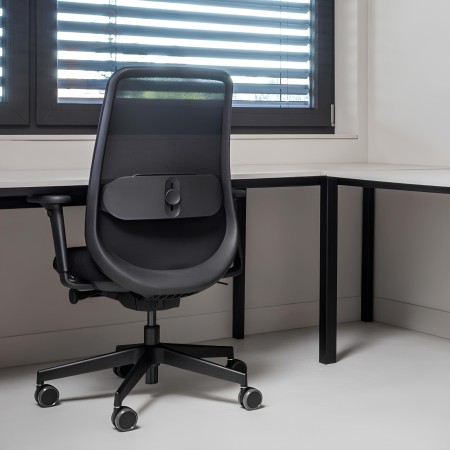 Poste de travail professionnel équipé de la chaise ergonomique Belt BE 102 Black