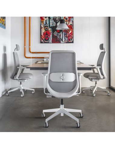 Ambiance de travail ergonomique avec chaise Belt BE 102 en tissu gris clair