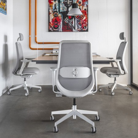 Ambiance de travail ergonomique avec chaise Belt BE 102 en tissu gris clair