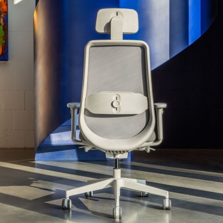 Chaise de bureau ergonomique Belt BE 102 installée dans un open space moderne