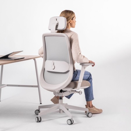 Chaise ergonomique de bureau en gris clair confortable et professionnelle