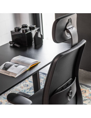 Espace de direction équipé d’une chaise ergonomique Belt BE 103 Black