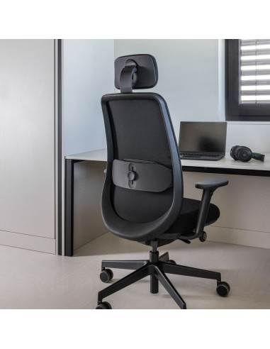 Fauteuil de direction noir Belt BE 103 installé dans un open space lumineux