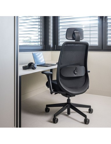 Espace de coworking moderne avec chaises Belt BE 103 noires et bureaux design