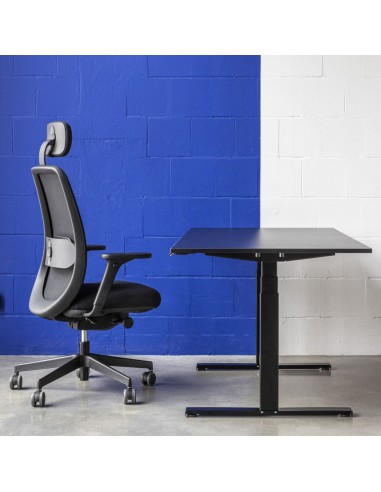 Open space professionnel équipé de chaises Belt BE 103 noires sur roulettes