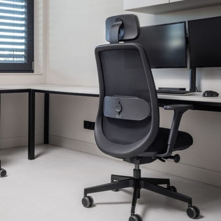 Salle de travail collaborative avec fauteuils ergonomiques Belt BE 103