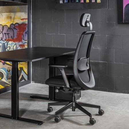 Poste de direction aménagé avec chaise ergonomique noire Belt BE 103