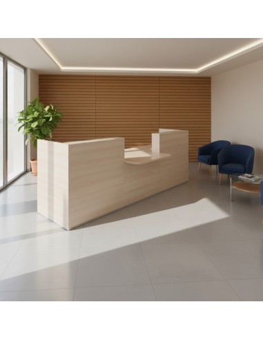 Meuble de réception en bois clair dans un espace d'attente avec fauteuil bleu et table basse