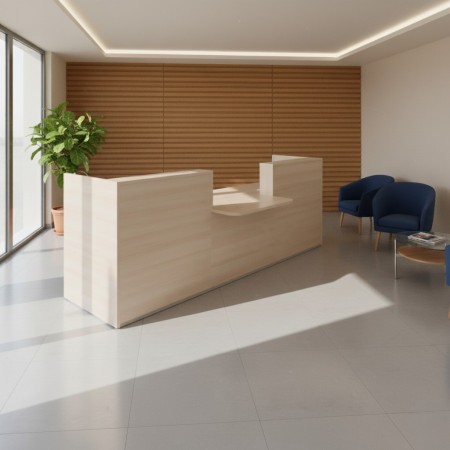 Meuble de réception en bois clair dans un espace d'attente avec fauteuil bleu et table basse