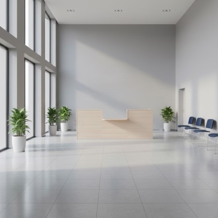 Banque d'accueil en bois clair dans espace lumineux avec sièges visiteurs bleus