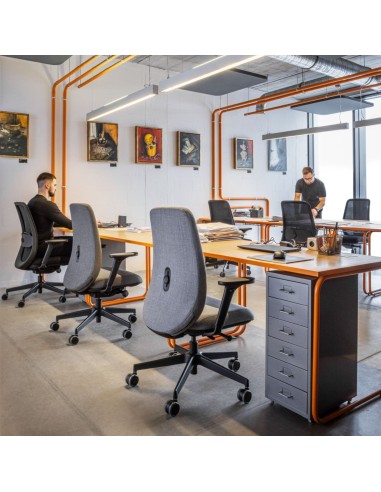 Chaise de bureau noire Belt BE 1T2 dans un open space professionnel