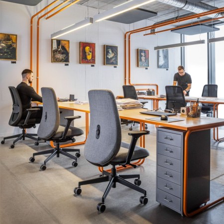 Chaise de bureau noire Belt BE 1T2 dans un open space professionnel