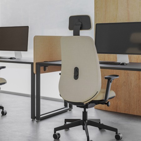 Espace de travail moderne avec chaise de bureau ergonomique Belt beige et cloison acoustique assortie