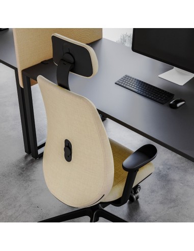 Poste de travail minimaliste avec chaise Belt beige et plan de travail noir