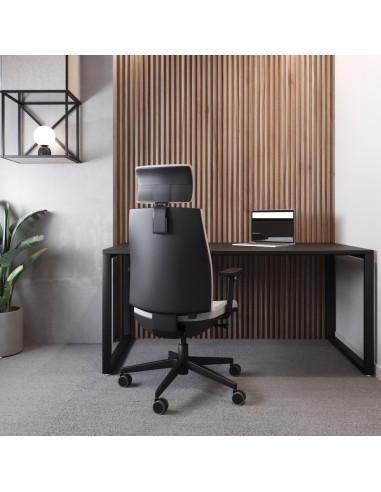 Bureau design avec fauteuil ergonomique Corr CJ 103 noir devant un mur à lattes bois