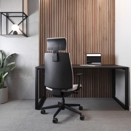Bureau design avec fauteuil ergonomique Corr CJ 103 noir devant un mur à lattes bois