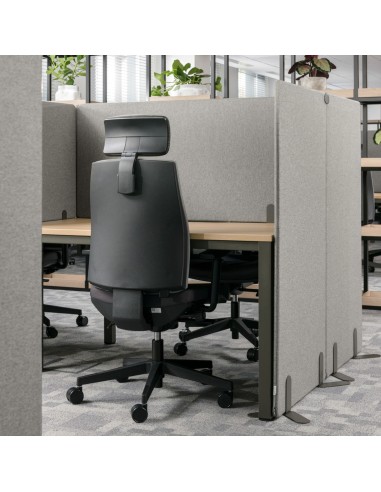 Chaise de bureau Corr CJ 103 noire installée dans un espace professionnel contemporain