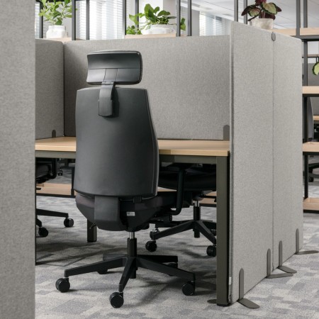 Chaise de bureau Corr CJ 103 noire installée dans un espace professionnel contemporain