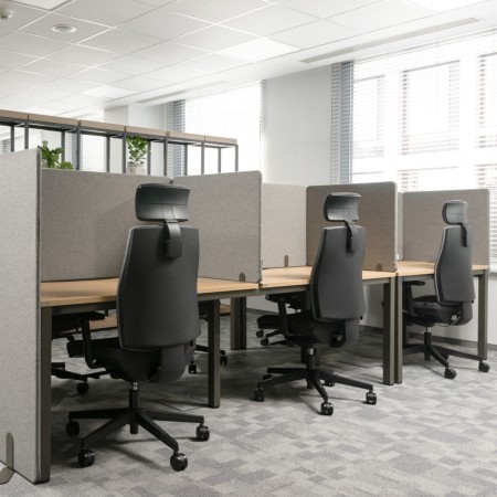 Poste de travail minimaliste avec chaise Corr noire et bureau d’angle noir mat