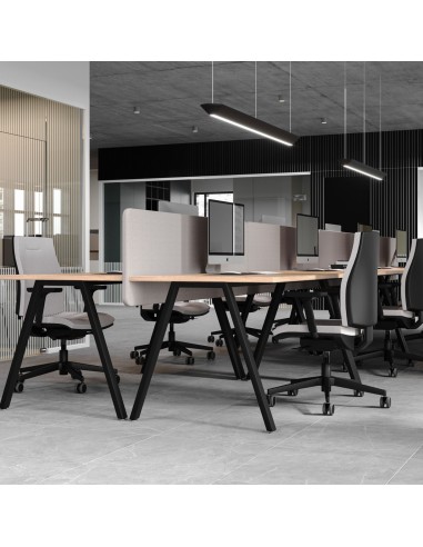 Open space moderne avec chaises Corr confortables et ergonomiques noires