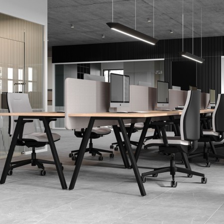Open space moderne avec chaises Corr confortables et ergonomiques noires