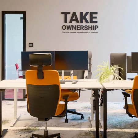 Salle de travail collaborative avec fauteuils de bureau Dual noirs