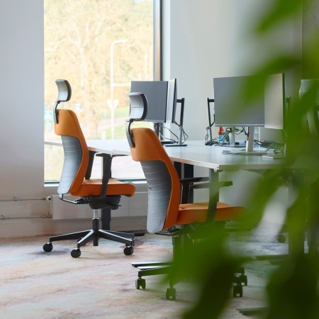 Fauteuil ergonomique noir avec base pivotante chromée à roulettes et accoudoirs 3D 2