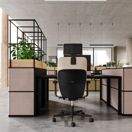 Open space professionnel lumineux avec fauteuils ergonomiques Dual DU 103 noirs
