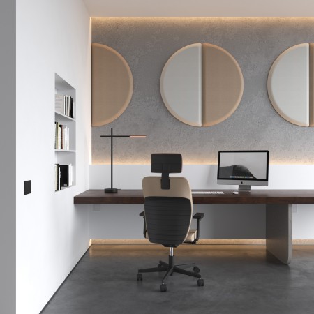 Espace de travail moderne avec fauteuils Dual DU 103 noirs autour de bureaux partagés