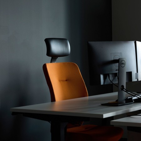 Poste de travail épuré avec fauteuil Bejot Dual noir et bureau à structure métal noir