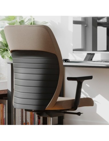 Bureau minimaliste avec fauteuil beige Dual DU 102 noir et écran d’ordinateur