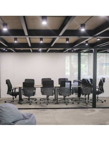Salle de réunion contemporaine avec fauteuils Dual noirs