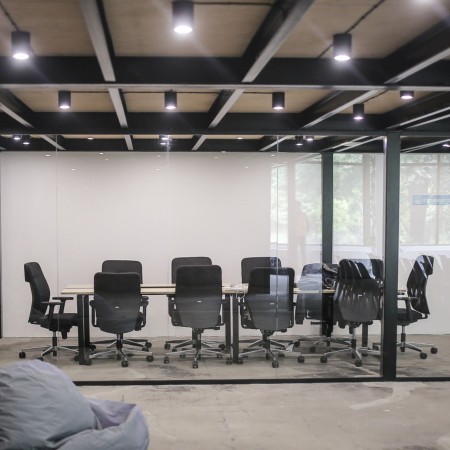 Salle de réunion contemporaine avec fauteuils Dual noirs
